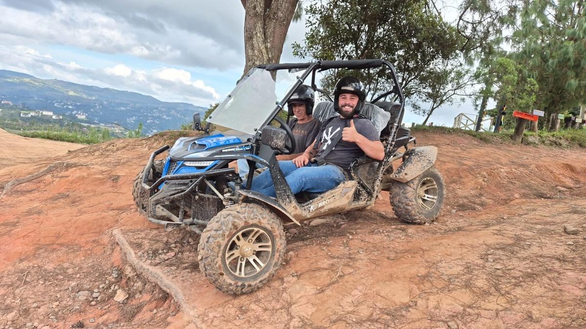 Buggy azul em trilha panorâmica