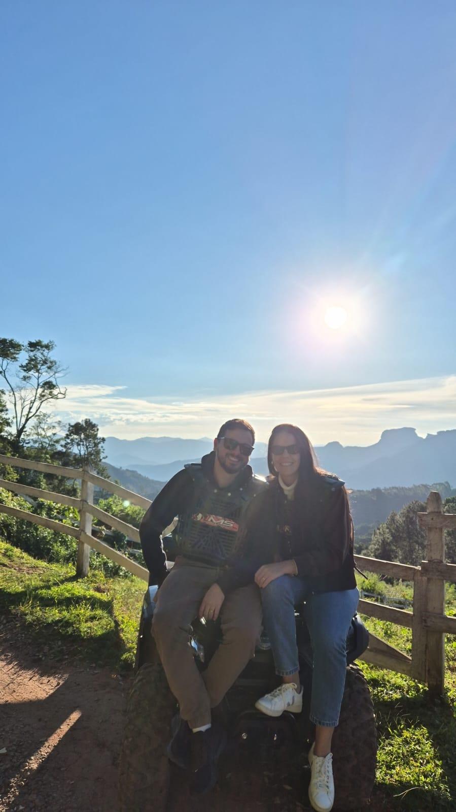 Casal em mirante ao pôr do sol