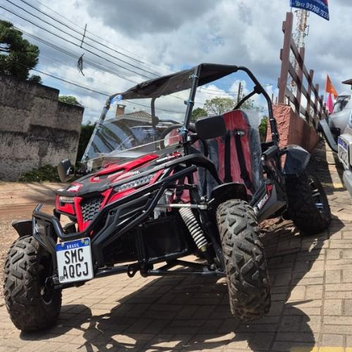 Quadriciclo em trilha de araucárias